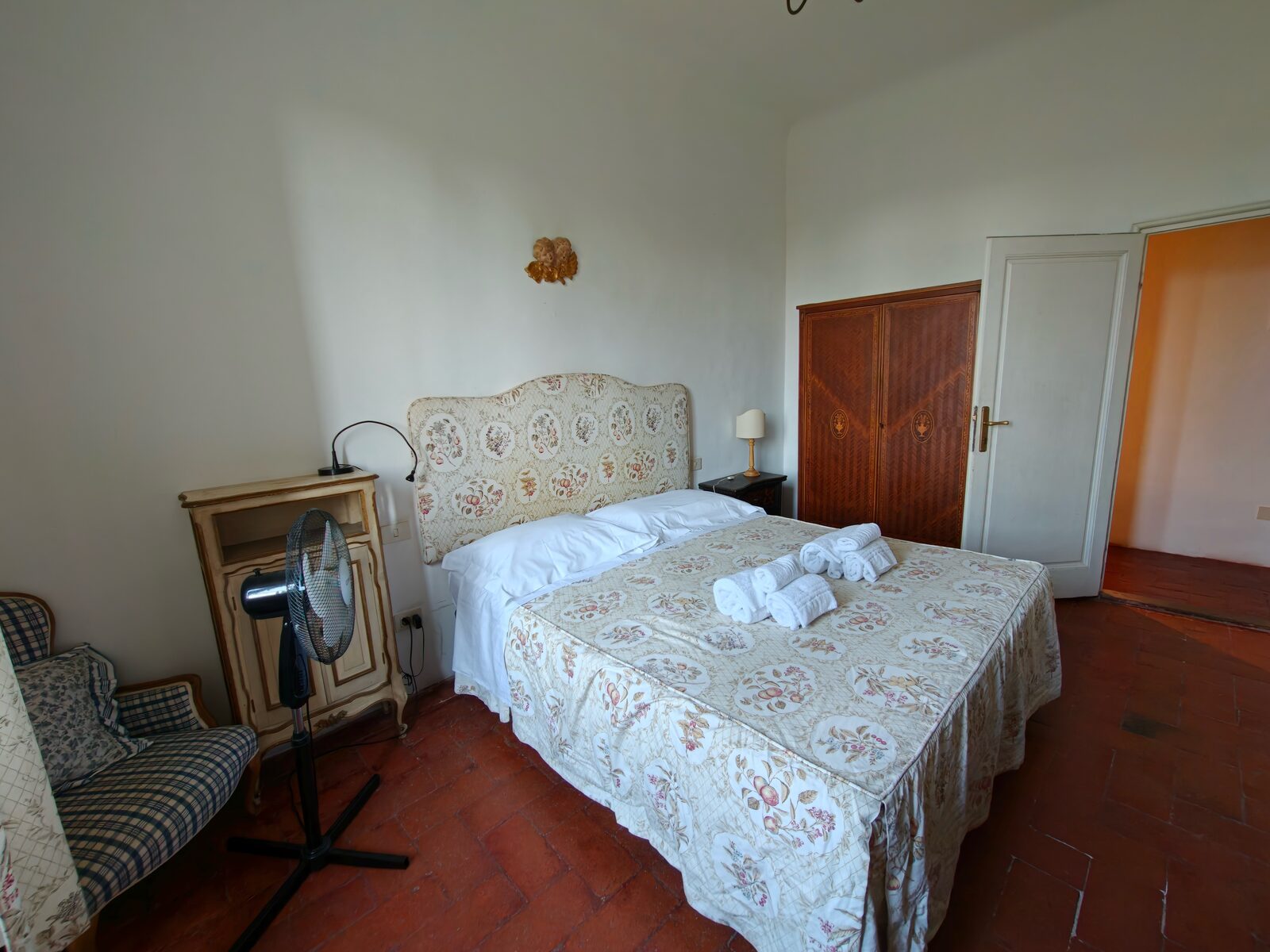 Bedroom with twin beds