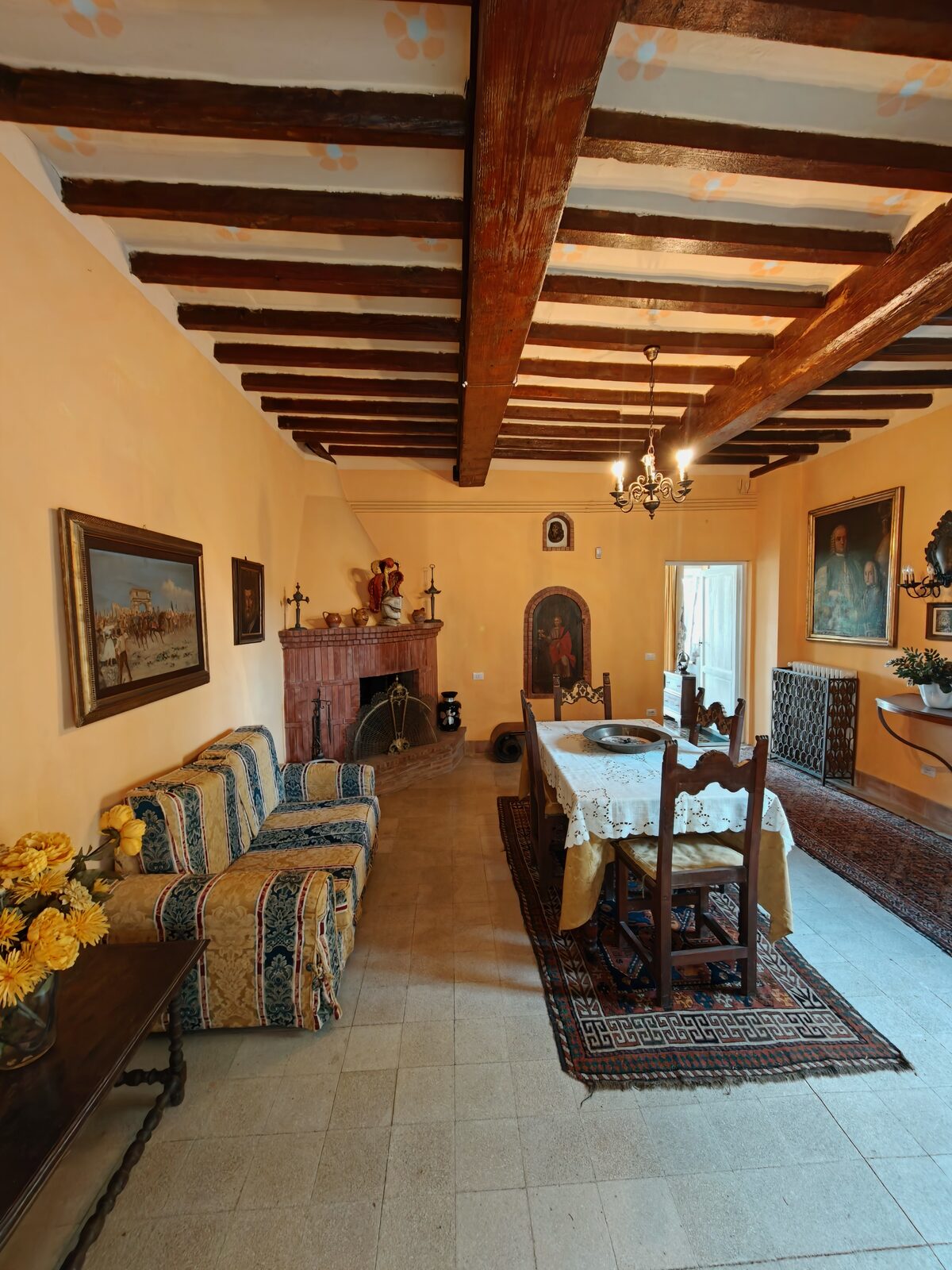 Beamed entrance room